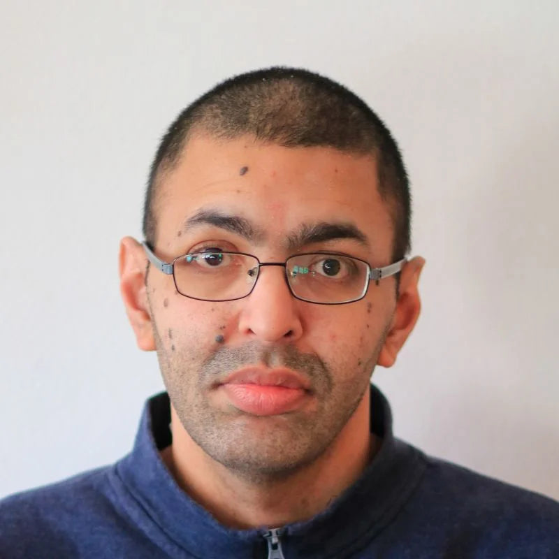 Zahier Galvaan behind the counter at Krem Vape Studio Lansdowne, ready to help you find your perfect vape.